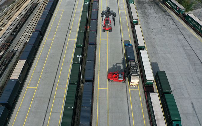 Beladung von Waggons mit Reachtacker 